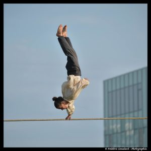 Photo de Damien Droin, funambuliste. Directeur de la compagnie de cirque contemporain Hors Surface.