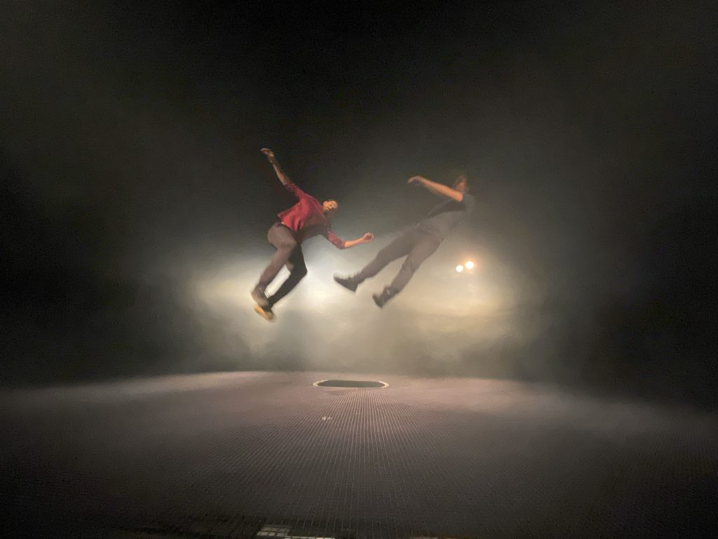 Damien-droin-emilien-janneteau-reunis-dans-le-poids-des-nuages-2021-spectacle-tout-public-cirque-culture-trampoline
