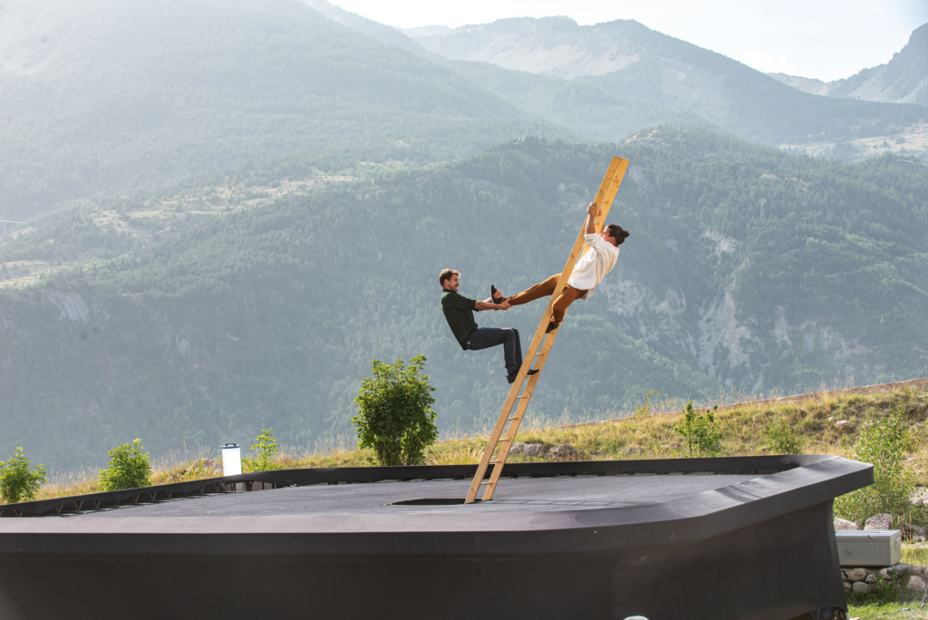 Photo du spectacle Le Poids des Nuages, spectacle de la compagnie de cirque contemporain Hors Surface. Mis en scène et conçus par Damien Droin. Spectacle avec trampoline, acronet et voltige Crédit photo Caillou