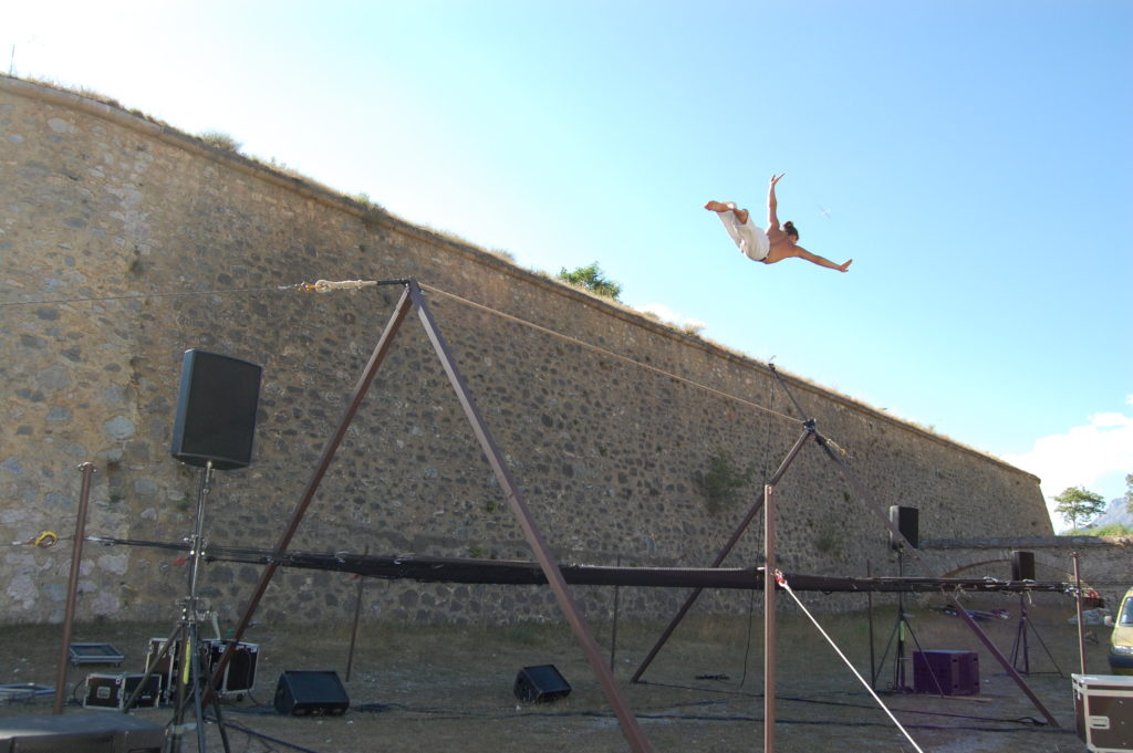 Photo de Damien Droin du spectacle Home. Un spectacle de cirque contemporain de la compagnie Hors Surface, conçus et imaginé par Damien Droin.