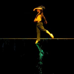 Photo du spectacle Tetraktys, de la compagnie de cirque contemporain Hors Surface. Un spectacle conçus et mis en scène par Damien Droin