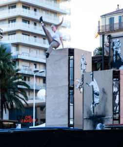 Photo du spectacle Envol, un spectacle produit par la compagnie de cirque contemporain Hors Surface basé à Toulon. Conçus et imaginé par Damien Droin.