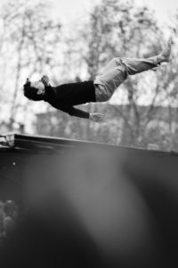 Photo du spectacle home, un spectacle de la compagnie de cirque contemporain Hors Surface, produit, interprété et mis en scène par Damien Droin. Spectacle avec une acronet, un trampoline et un fil tendu Représentation à Marseille, crédit photo Shirley Dorino