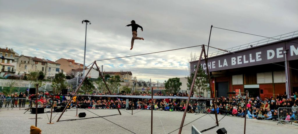 Photo du spectacle home, un spectacle de la compagnie de cirque contemporain Hors Surface, produit, interprété et mis en scène par Damien Droin. Spectacle avec une acronet, un trampoline et un fil tendu Représentation à Marseille, crédit photo Jeanne Augier