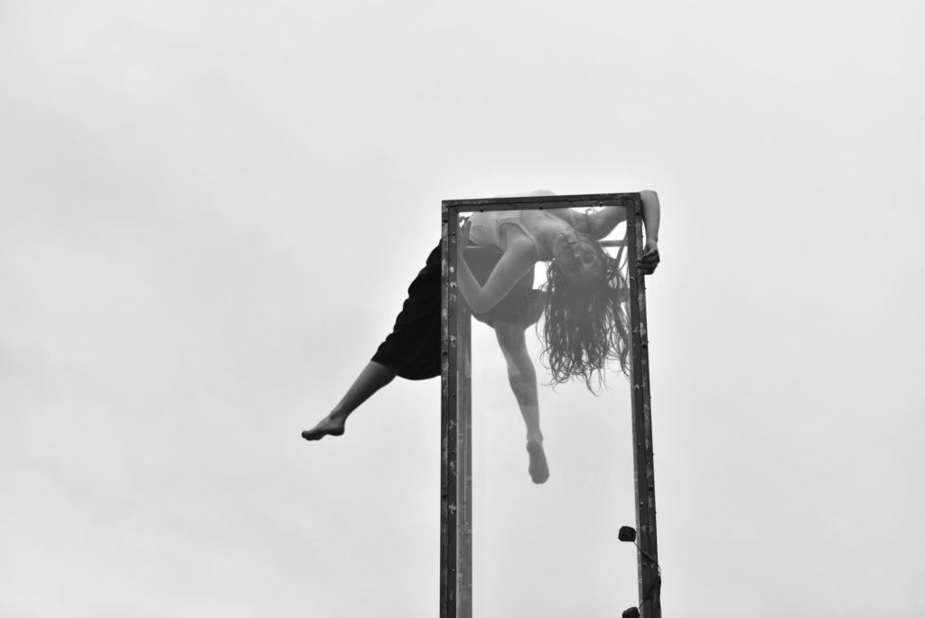 Photo du spectacle Fora, conçus et mise en scène par Alice Rende artiste associée de la compagnie de cirque contemporain Hors Surface basé à Toulon