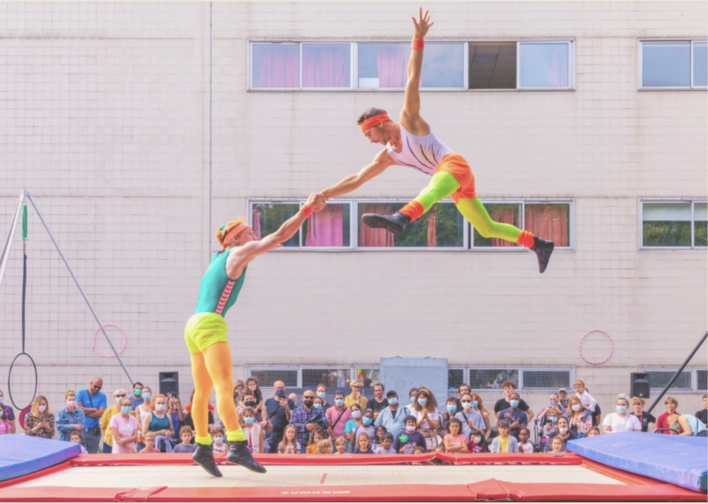 Photo du spectacle Spring Fit, conçus et mise en scène par Tristan Etienne et Hugo Couturier, artistes associés de la compagnie de cirque contemporain Hors Surface basé à Toulon