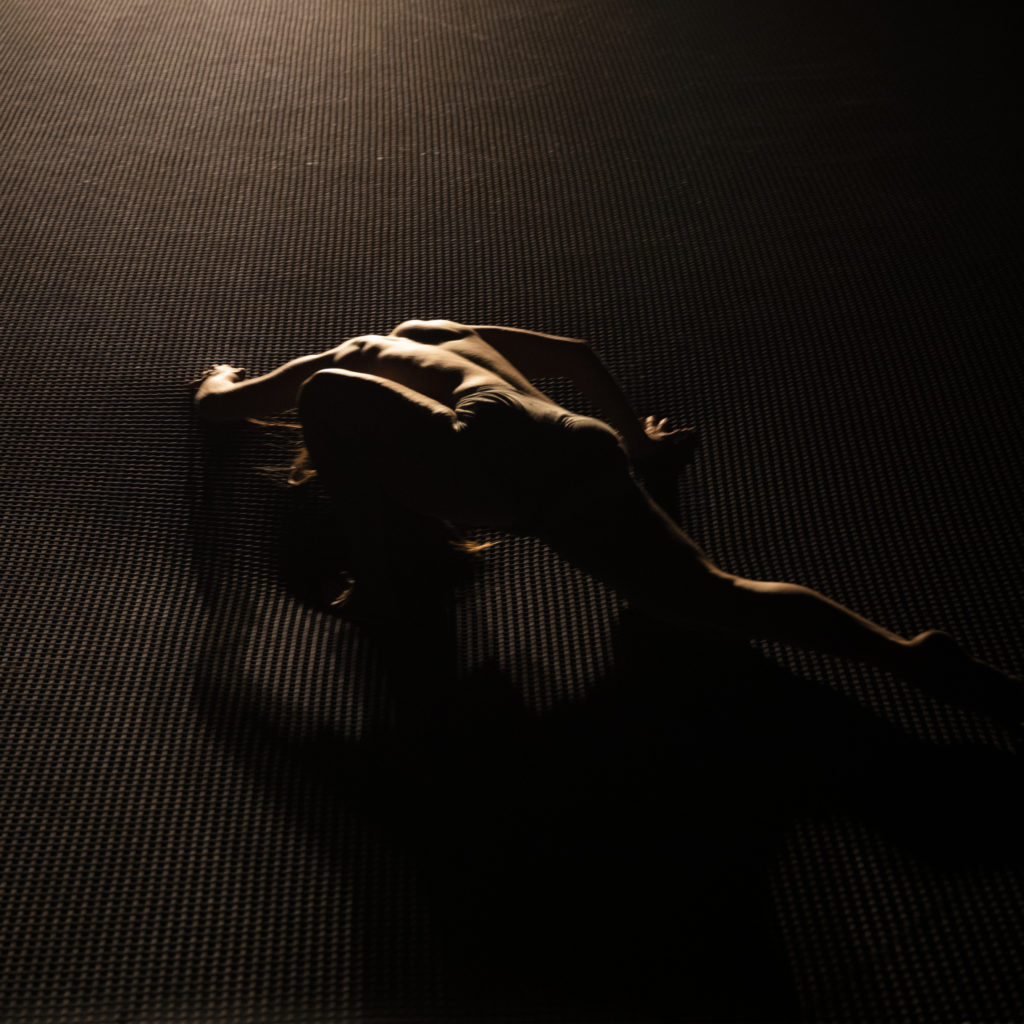 Photo du spectacle Entre deux mondes, un spectacle produit par la compagnie de cirque contemporain basé à Toulon, Hors Surface. Conçus et imaginé par Damien Droin.
