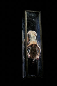 Photo du spectacle Fora produit et interprété par Alice Rende, spectacle de de cirque contemporain. Crédit photo Christophe Raynaud de Lage