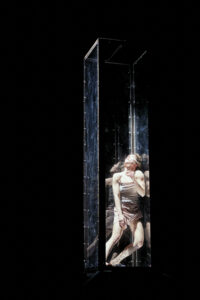 Photo du spectacle Fora produit et interprété par Alice Rende, spectacle de de cirque contemporain. Crédit photo Christophe Raynaud de Lage