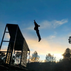 Photo du spectacle Oriflamme, nouvelle création de la compagnie Hors Surface avec trampoline, trampomur, acrobaties, voltige... Un spectacle de cirque produit et conçus par Damien Droin